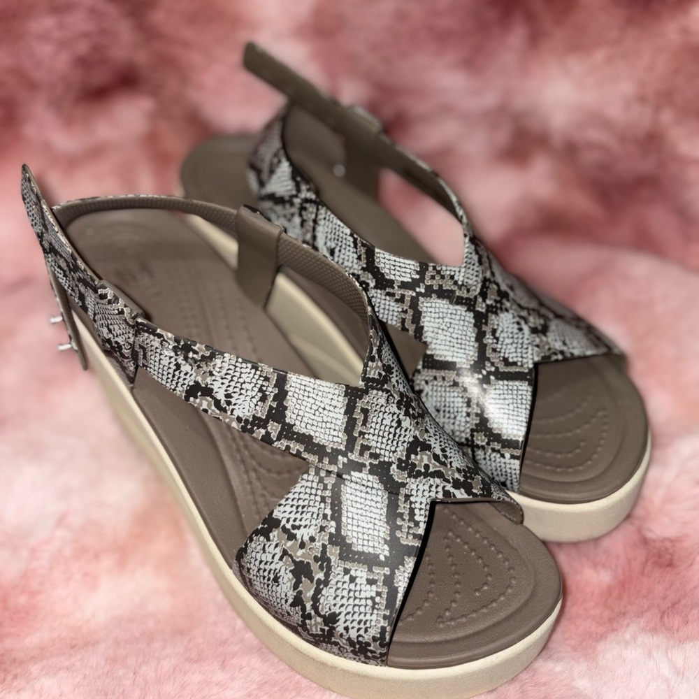 ✨ Croc’s Snakeskin Wedge